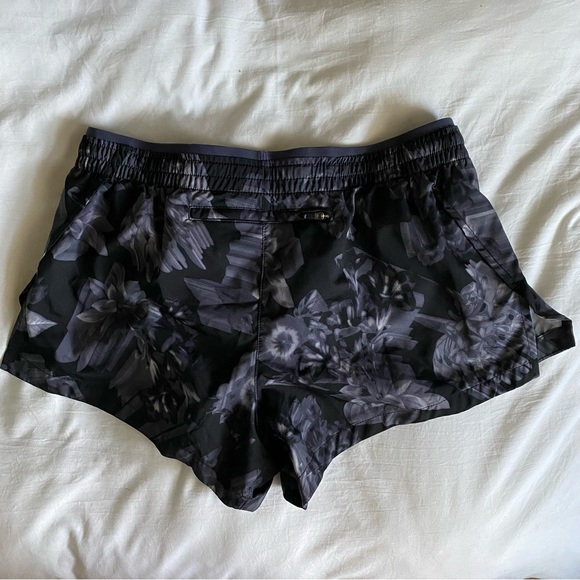 Nike Running Dri-Fit shorts Size S Black floral print like new condition - Picture 2 of 5